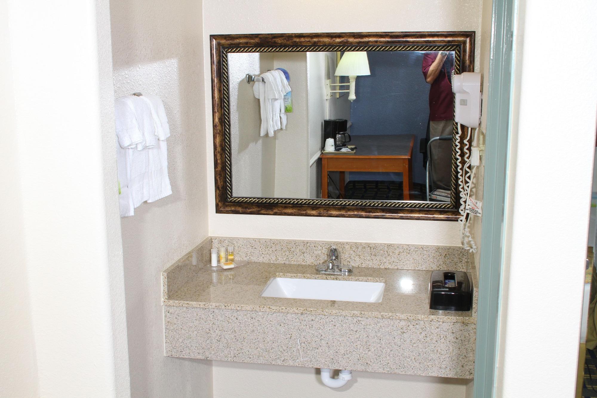 Days Inn By Wyndham Houston Extérieur photo